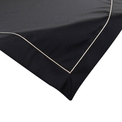 Stolnjak, salveta 85x85 ukrašen trakom i nježnim srebrnim obrubom u elegantnom pakiranju