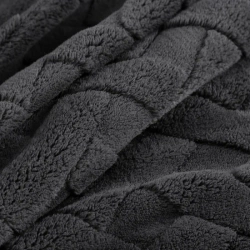 Flano deka 70x160 ukrašena reljefnim uzorkom CARO