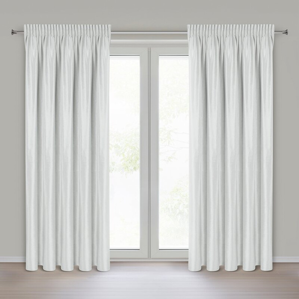 Srebrna zavjesa od sjajnog baršuna 140x270 cm traka - CAMERON