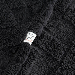 Flano deka 150x200 ukrašena reljefnim uzorkom CARO