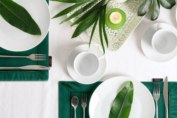 Stolnjak od glatkog baršuna s ukrasnom trakom 145x220 Velvet