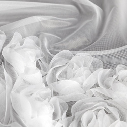 Bijela mrežasta zavjesa ukrašena 3D aplikacijom ruže, 140x250 cm - ROSES3 - Eva Minge