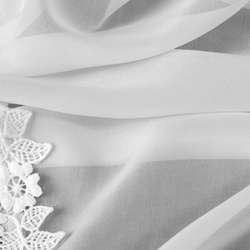 Bijela šifonska zavjesa ukrašena izvezenom aplikacijom, 400x140 cm, LILI