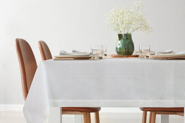 Stolnjak 140x220 s lanenim tkanjem i sjajnim koncem, završen dvostrukom trakom na rubovima BIANCA 2