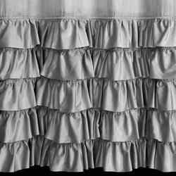 Gotova baršunasta zavjesa s volanima i ukrasnim kamenčićima Carli 140 x 250 cm