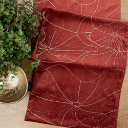 Baršunasti stolnjak 35x180 s nježnim svijetlozlatnim listovima lopoča  Blink 18