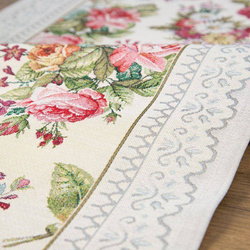 Goblen stolnjak ukrašen tkanim cvjetnim motivom 100x100