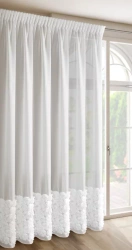 Bijela mrežasta zavjesa ukrašena 3D aplikacijom ruže, 350x270 cm - traka ROSES3 - Eva Minge