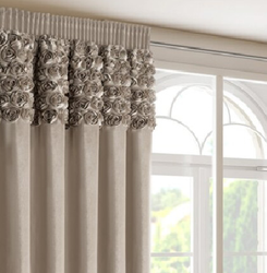 Baršunasta zavjesa ukrašena 3D aplikacijom ruže 140x270 cm- ROSES 13 Eva Minge