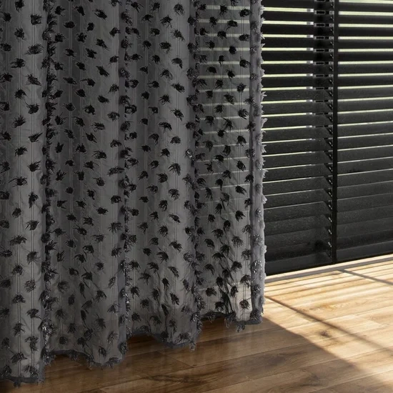 EVA MINGE gotova zavjesa 135x250 od šifonske tkanine ukrašena pomponima s dodatkom sjajnog konca AURELIA 