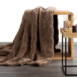 Flano deka 150x200 ukrašena reljefnim uzorkom CARO