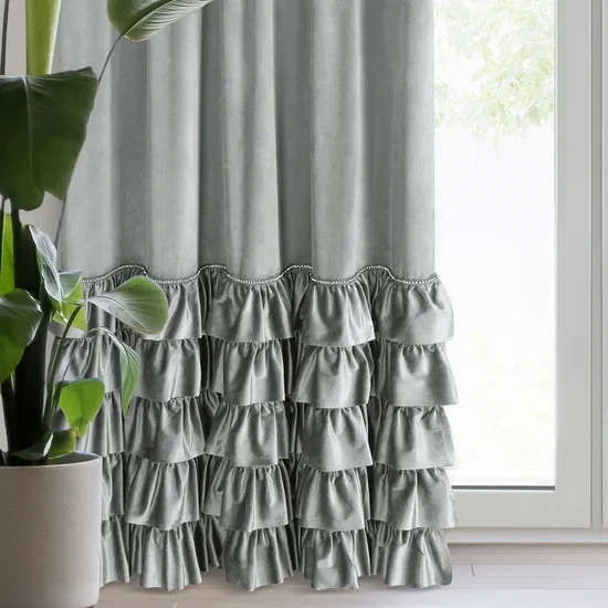 Gotova baršunasta zavjesa s volanima i ukrasnim kamenčićima Carli 140 x 250 cm