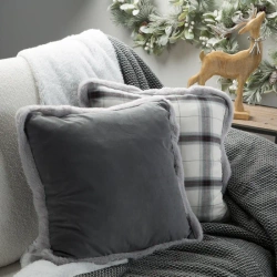 Božićna jastučnica sa stranama obrubljenim krznom 45x45