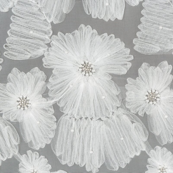 Bijela mrežasta zavjesa ukrašena cvijećem i malim 3D perlicama, 140x250 cm- JASMIN 3 Eva Minge