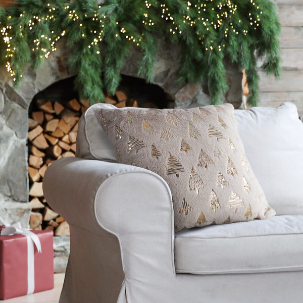 Božićna jastučnica 45x45 cm od ugodnog krzna ukrašena printom božićnog drvca
