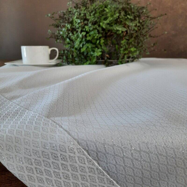 Nadstolnjak 40x200 ukrašen srebrnim sjajnim koncem u geometrijskom uzorku s elegantnom trakom Jowita