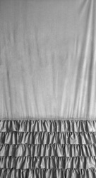 Gotova baršunasta zavjesa s volanima i ukrasnim kamenčićima Carli 140 x 250 cm