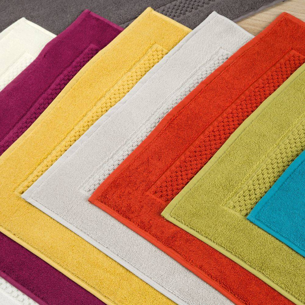 Lagani kupaonski tepih 50x70 od pamučnog frotira ukrašeni prugom kariranog uzorka, CALEB dobro upija vodu