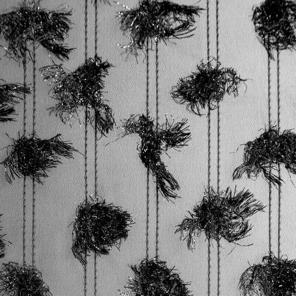 EVA MINGE gotova zavjesa 135x250 od šifonske tkanine ukrašena pomponima s dodatkom sjajnog konca AURELIA 