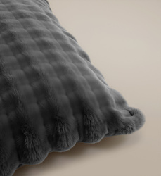 Lijepa i topla posteljina 140x220, pomponi od umjetnog krzna 