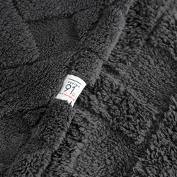 Jastučnica 45x45 cm srebrna od mekog pliša ukrašena reljefnim uzorkom CARO 