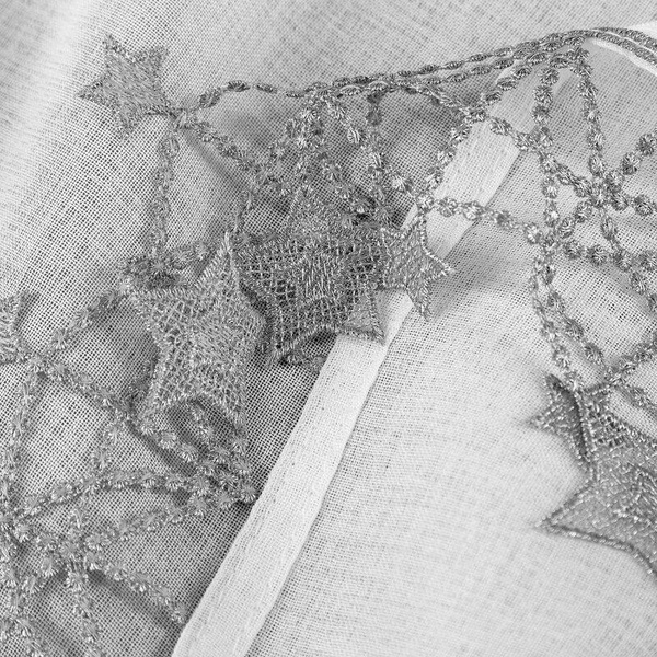 Bijelo-srebrna kuhinjska zavjesa od gaze ukrašena božićnim zvijezdama, tunel 150x30 cm - XMAS