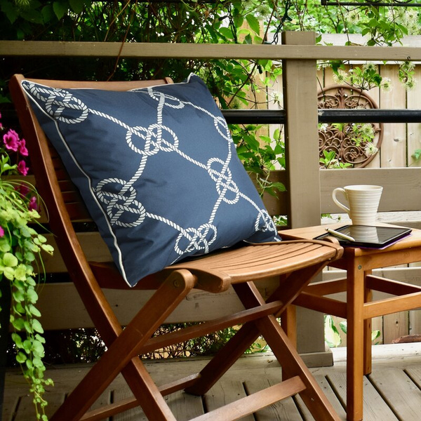 Jastučnica 45x45 za terasu i balkon izrađena od vodootporne tkanine u nautičkom stilu Garden
