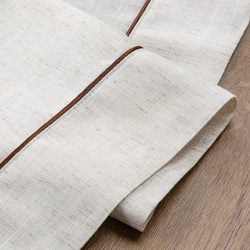 Prirodni stolnjak s ukrasnim volanima i smeđim rubom 145x240 s dodatkom lana Natura 09