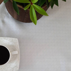 Stolnjak 85x85 ukrašen srebrnim sjajnim koncem i elegantnom trakom Ellen