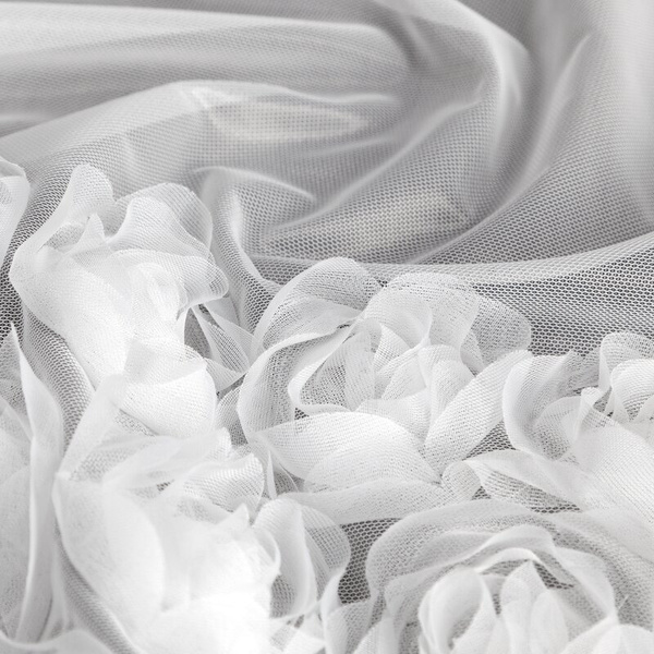 Bijela mrežasta zavjesa ukrašena 3D aplikacijom ruže, 350x250 cm - ROSES3 - Eva Minge