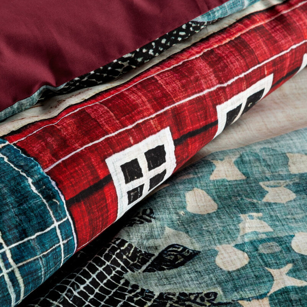 Božićni set posteljine 220x200 cm od pamučnog satena, crvene, plave boje, ukrašen printom božićnog grada NIKO