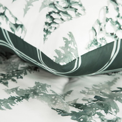 Božićni set posteljine 160x200 cm od pamučnog satena, bijela, tamnozelena, ukrašen zimskim printom, božićna drvca ZIMA
