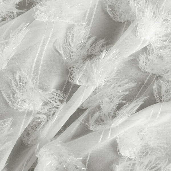 EVA MINGE gotova zavjesa 135x250 od šifonske tkanine ukrašena pomponima s dodatkom sjajnog konca AURELIA 