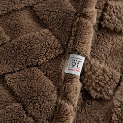 Flano deka 170x210 ukrašena reljefnim uzorkom CARO