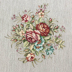 Stolnjak izrađen od debljeg goblena sa ženil koncem sa motivom cvijeća 100x100