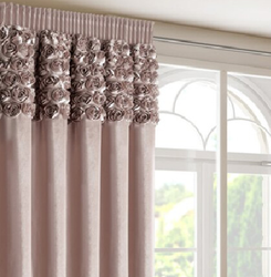 Baršunasta zavjesa ukrašena 3D aplikacijom ruže 140x270 cm- ROSES 13 Eva Minge