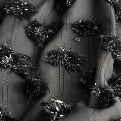 EVA MINGE gotova zavjesa 135x250 od šifonske tkanine ukrašena pomponima s dodatkom sjajnog konca AURELIA 