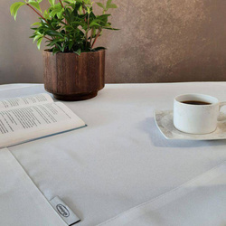 Trkač za stol klasični bijeli s elegantnom dvostrukom prirubnicom, otporan na mrlje 40x140 Aleksa