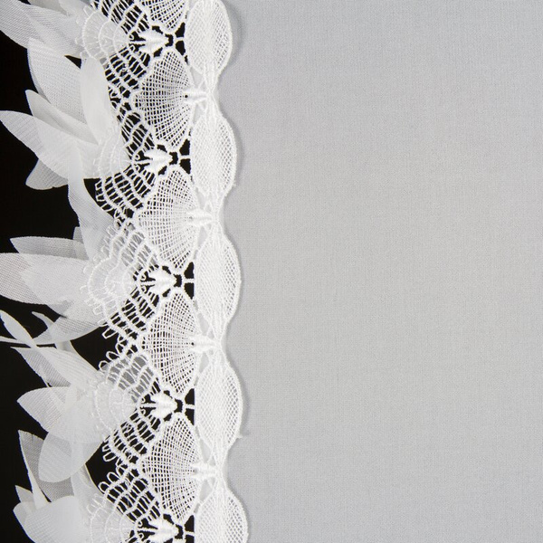 Bijela šifonska zavjesa ukrašena aplikacijom, uključena s uzicama, 400x160 cm - LORETA