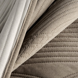 Prekrivač od ​​baršuna 240x220 cm, prošiven vrućim prešanjem s geometrijskim uzorkom - VELVET2