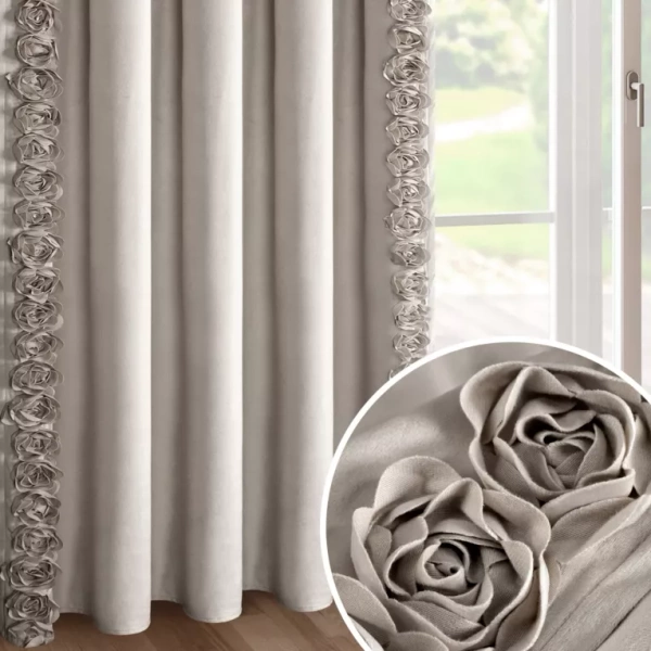 Ekskluzivna baršunasta zavjesa ukrašena 3D aplikacijom ruže 140x270 cm traka - ROSES Eva Minge