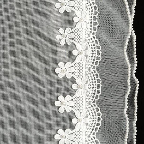 Set od 2 bijele zavjese ukrašene čipkom s biserima, uključujući špagu, 140x270 cm LARIS traka