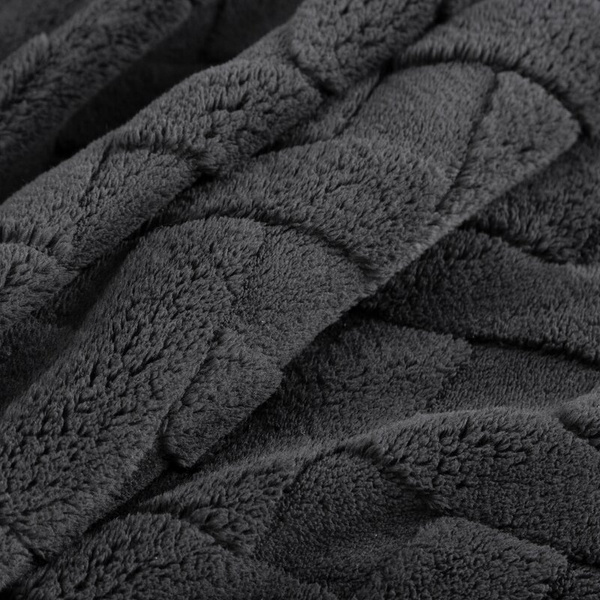 Jastučnica 45x45 cm srebrna od mekog pliša ukrašena reljefnim uzorkom CARO 