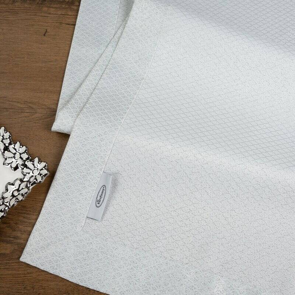 Nadstolnjak 40x200 ukrašen srebrnim sjajnim koncem u geometrijskom uzorku s elegantnom trakom Jowita