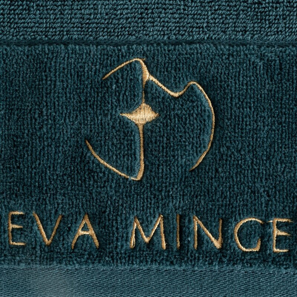 EVA MINGE GAJA ručnik 30x50 od pamučnog frotira s baršunastim rubom i vezom s logom kolekcije, 550 g/m2
