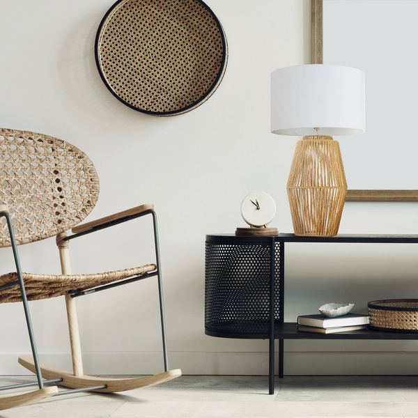 Lampa dekorativna bijela u boho stilu na bež podlozi koja imitira ratan Frida 40X40X69