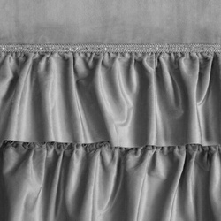 Gotova baršunasta zavjesa s volanima i ukrasnim kamenčićima Carli 140 x 250 cm