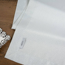 Bijeli stolnjak tkan finim geometrijskim uzorkom sa srebrnom niti i trakom na rubovima 85x85 Julia