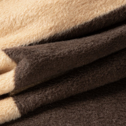 Pamučno-akrilna topla deka 220x240 cm s geometrijskim printom ELEGANTE Eva Minge