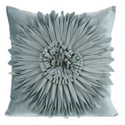 Baršunasta jastučnica 45x45 cm ukrašena velikim 3D cvijetom FLORES 3